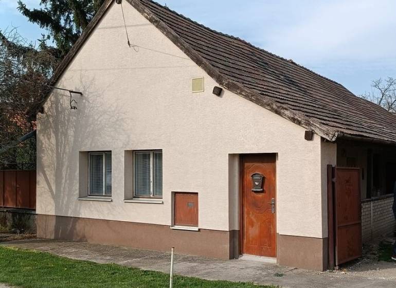 Na Predaj Rodinný dom pozemok 1587 m² v Horných Salibách  - Rodinný dom v Horných Salibách s bielou fasádou a šikmou strechou.