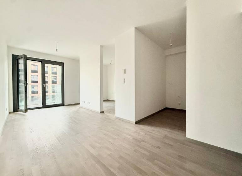 NUERA︱METROPOLIS - 1,5 izbový BYT (nie apartmán) v Starom Meste - Svetlá obývacia miestnosť v 2-izbovom byte s podlahou s dreveným dekorom.