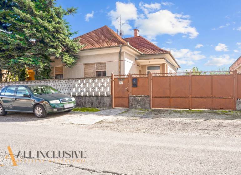 REZERVOVANÉ 3-IZBOVÝ RD NA PRIESTRANNOM POZEMKU, VRAKÚ - Rodinný dom vo Vrakúni s tradičnou strechou a kovovým plotom pri ceste.