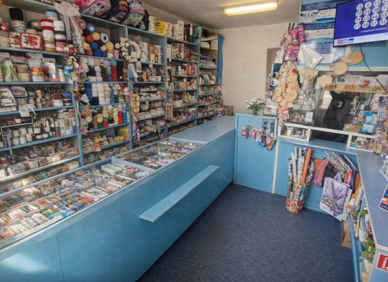 Obchodný priestor na predaj – 21 m², sídlisko Nad Jazerom - Predajňa galantérie s pestrým výberom potrieb pre kreatívnu tvorbu a remeslá.