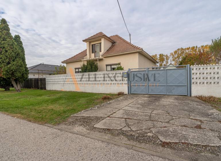 NA PREDAJ 4 IZBOVÝ RD S VEĽKÝM POZEMKOM,VEĽKÉ DVORNÍKY - Rodinný dom vo Veľkých Dvorníkoch s veľkou záhradou, stromami a betónovým chodníkom.