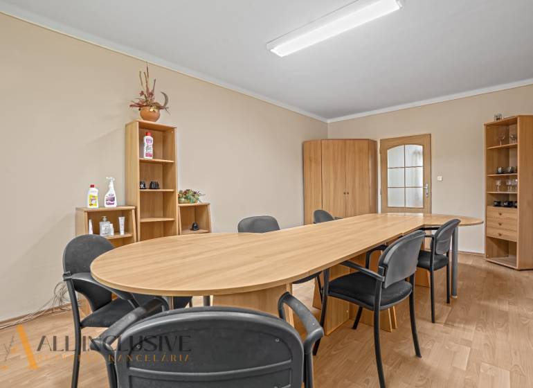 NA PRENÁJOM KANCELÁRSKE PRIESTORY V CENTRE MESTA DU.S. - O zasadacej miestnosti: drevený stôl, stoličky, skrine a police v kancelárii.