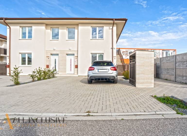 NA PRENÁJOM 3-IZB BYT S BALKÓNOM A ZÁHRADOU,DUN.STREDA - Na fotke dvojdom v Dunajskej Strede s parkovacou plochou a vozidlom.