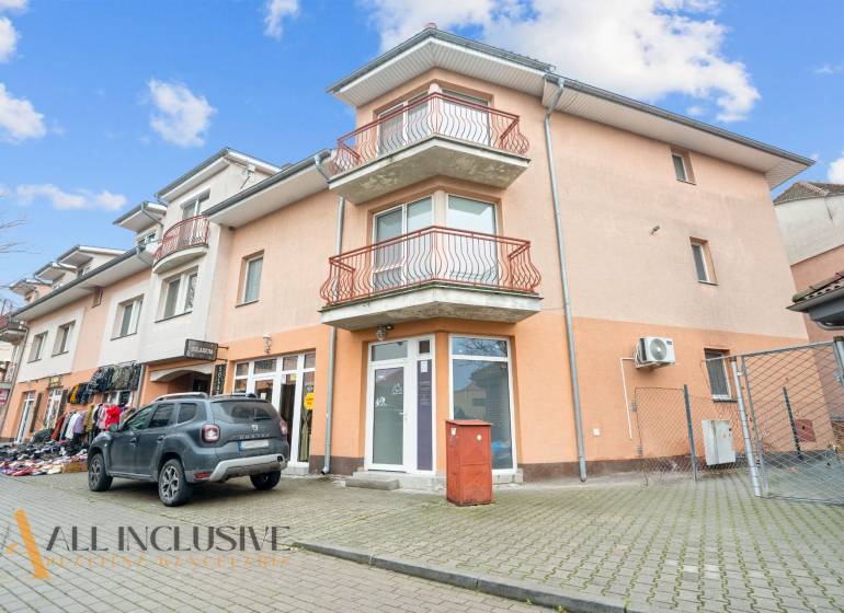 NA PREDAJ NEBYTOVÝ PRIESTOR V DUNAJSKEJ STREDE - Obchodné priestory na Kukučínovej ulici v Dunajskej Strede, s balkónmi a zaparkovaným autom.