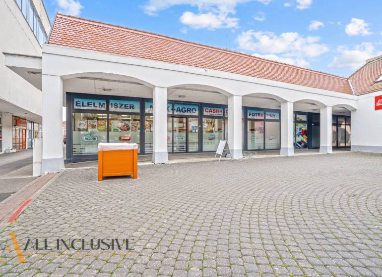 NA PRENÁJOM OBCHODNÝ PRIESTOR V DUNAJSKEJ STREDE - Obchodné priestory na Námestí Armina Vamberyho v Dunajskej Strede s arkádovou architektúrou.