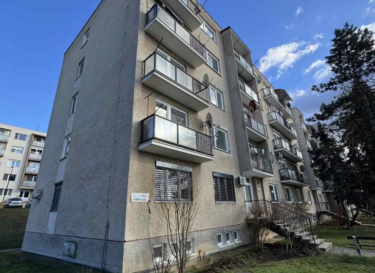 Nadštandardný 4-izbový tehlový byt po kompletnej Sahy - Štvrtý poschodový bytový dom so vstupom a balkónmi Šahy, a gyurkyho.