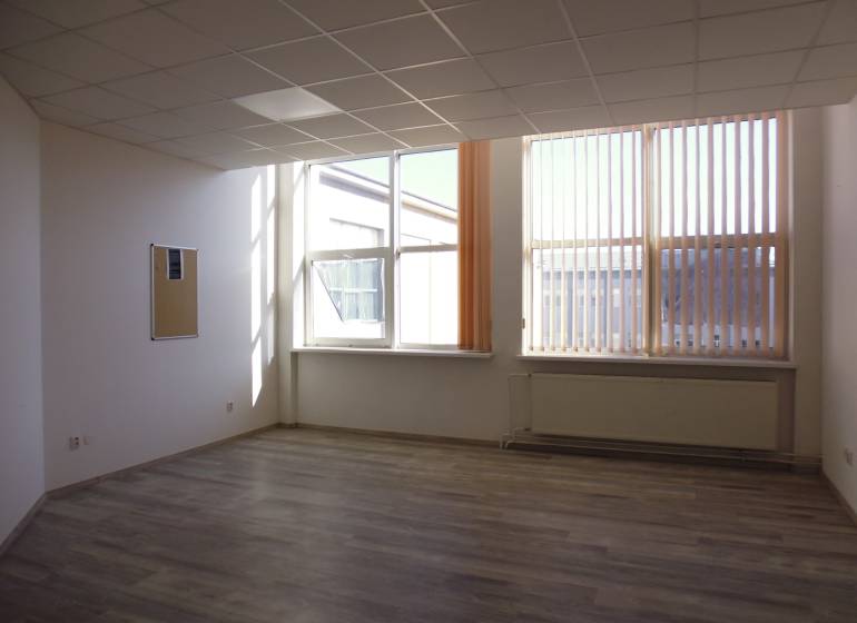 MASARYKOVA: Nebytové priestory 30 m2 - 3.posch., VÝŤAH, parkovanie - Interiér kancelárie s podlahou s dreveným dekorom, veľké okná a radiátor.