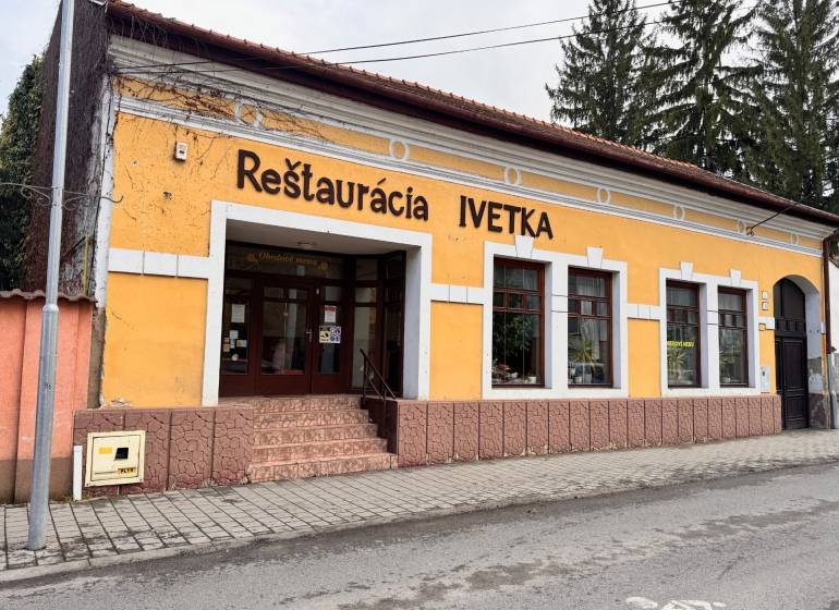 Podnikateľský objekt na prenájom v Lučenci - Reštaurácia Ivetka v centre Lučenca, gastro priestory s farebnou fasádou.