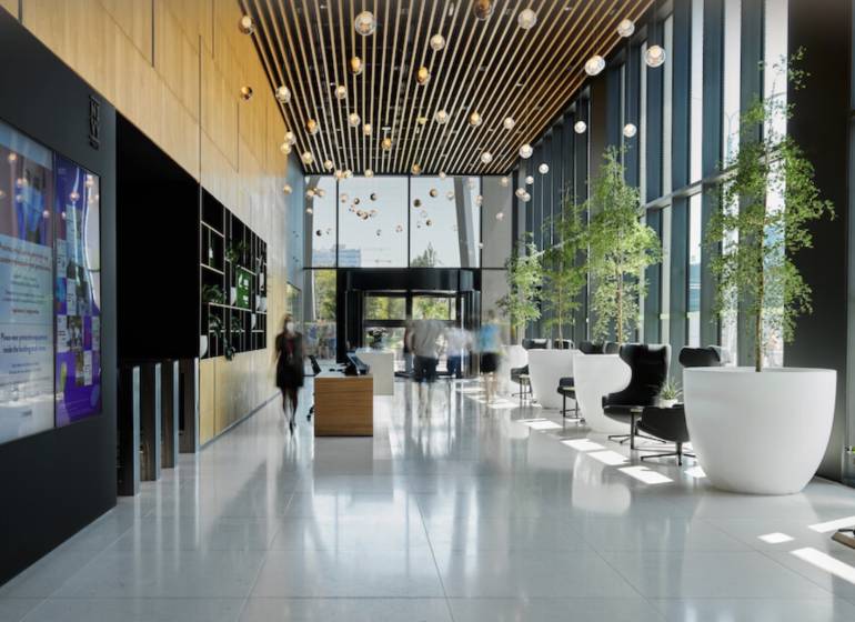 Administratíva 616m2, NIVY TOWER, Mlynské Nivy - Recepcia v kancelárii s presklenými stenami, rastlinami a pohodlným sedením.