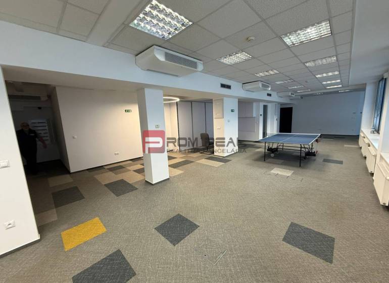 Kancelársky priestor 205 m2 v centre BA za rozumnú cenu - Kancelárie s kobercom a stolným tenisom, priestranné prostredie pre aktivity.