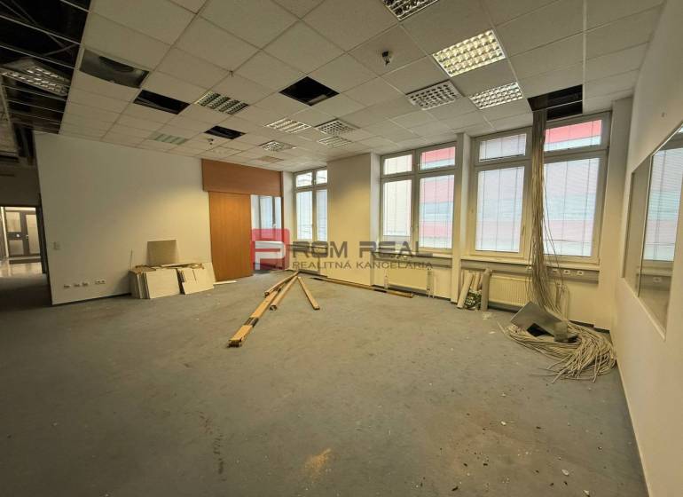 Priestor podľa vašich potrieb 120 m2 v úplnom centre BA - Prázdne kancelárske priestory s betónovou podlahou a kazetovým stropom, Bratislava - Staré Mesto.