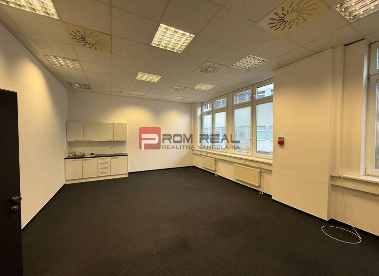 Skvelá ponuka kancelária 60 m2 v centre Bratislavy - V kancelárii sú biele skrinky, koberce, stropné svietidlá a veľké okná.