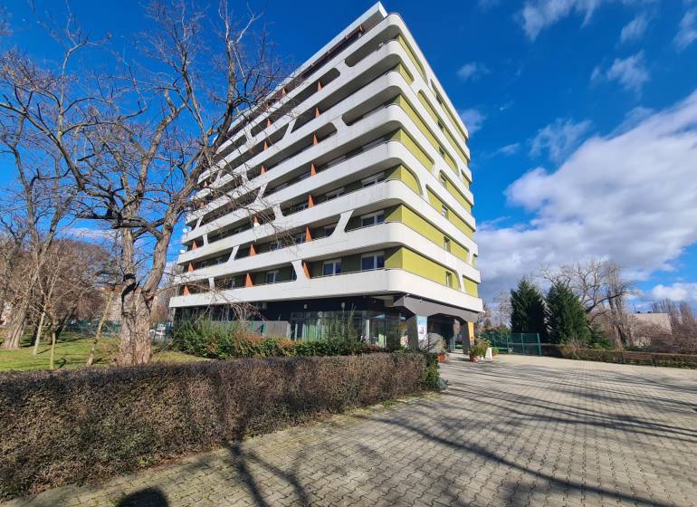 Reprezentatívny 2 izb.byt na prenájom SOHO TOWER Komárno ! - Bytový dom v Komárne so 7 poschodiami, obklopený stromami a dláždeným chodníkom.