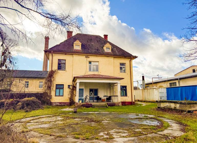 Rodinný dom (bytovka) s pozemkom 554m2, Bobotská Lehota - Rodinný dom v obci Bobot na ulici Bobot, veľký dvor, obložené schodisko.