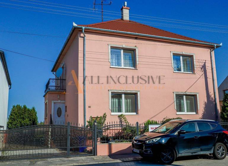 NA PREDAJ 7 IZBOVÝ RODINNÝ DOM, DUNAJSKÁ STREDA - Rodinný dom na Malotejedskej ulici v Dunajskej Strede s ružovou fasádou a záhradkou.