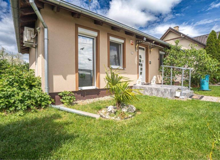 NA PREDAJ 3 IZBOVÝ RODINNÝ DOM, KĽÚČIAROVÉ KRAČANY - Rodinný dom v Kráľovičových Kračanoch, Dunajská Streda, s udržiavanou záhradou a terasou.