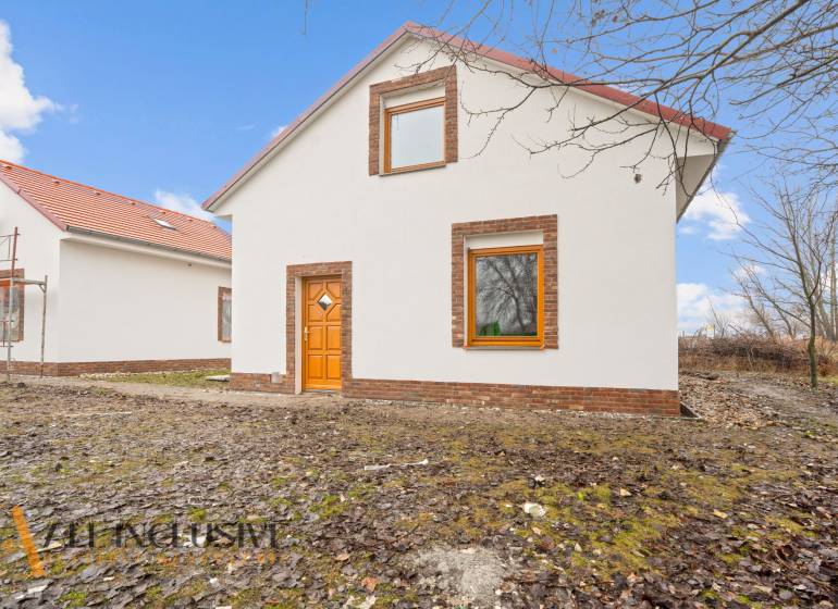 NA PREDAJ 4-IZBOVÉ RD – REZIDENČNÝ PROJEKT, GABČÍKOVO - Rodinné domy v Gabčíkove, s bielou fasádou, oknami a dverami v teplých tónoch.