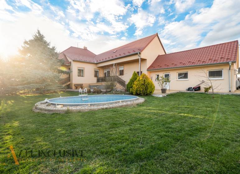 ZNÍŽENÁ CENA | NA PREDAJ DVOJGENERAČNÝ RODINNÝ DOM, AMADE KRAČANY - Na ulici Amade Kračany sa nachádza rodinný dom s bazénom a záhradou.