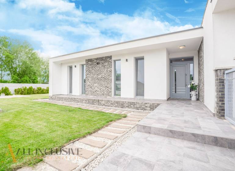 NA PREDAJ NADŠTANDARDNÁ 4-IZB. NOVOSTAVBA, DUN. KLÁTOV - Rodinný dom v Dunajskom Klátove s trávnikom, terasou a vstupom s chodníkom.