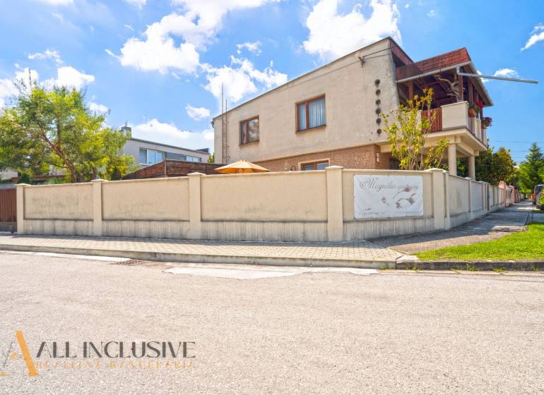 NA PREDAJ APARTMÁNOVÝ DOM VO VEĽKOM MEDERI - Exteriér budovy s plotom v meste Veľký Meder, vhodné pre hotely a penzióny.