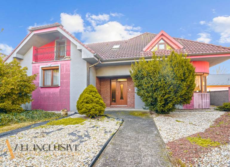 NA PREDAJ 6-IZBOVÝ POSCH. RODINNÝ DOM, HORNÉ SALIBY - Rodinný dom na ulici Horné Saliby v Galante s farebnou fasádou a záhradnou úpravou.