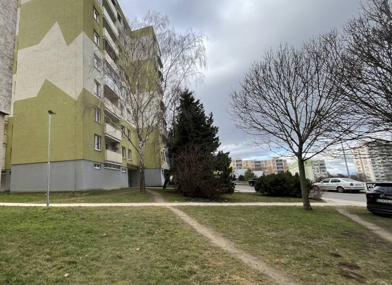 PREDANÉ / Predaj 4-izbového bytu, Hlohovec - Bytový dom v Hlohovci s blízkou zeleňou, ideálny pre 4-izbový byt.