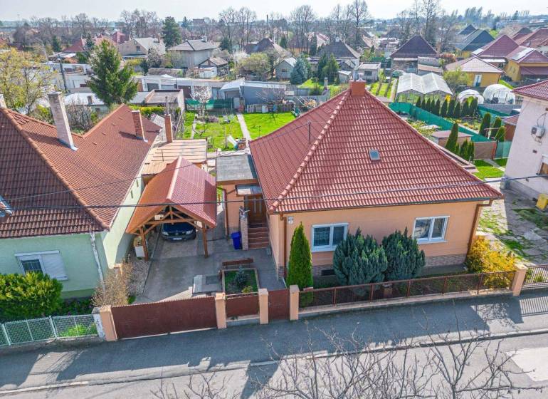 ZĽAVA - 3 IZBOVÝ RODINNÝ DOM, BLÍZKO CENTRA DUN.STREDY - Rodinný dom na Zelenej ulici v Dunajskej Strede s dvorom a vybudovaným prístreškom pre auto.
