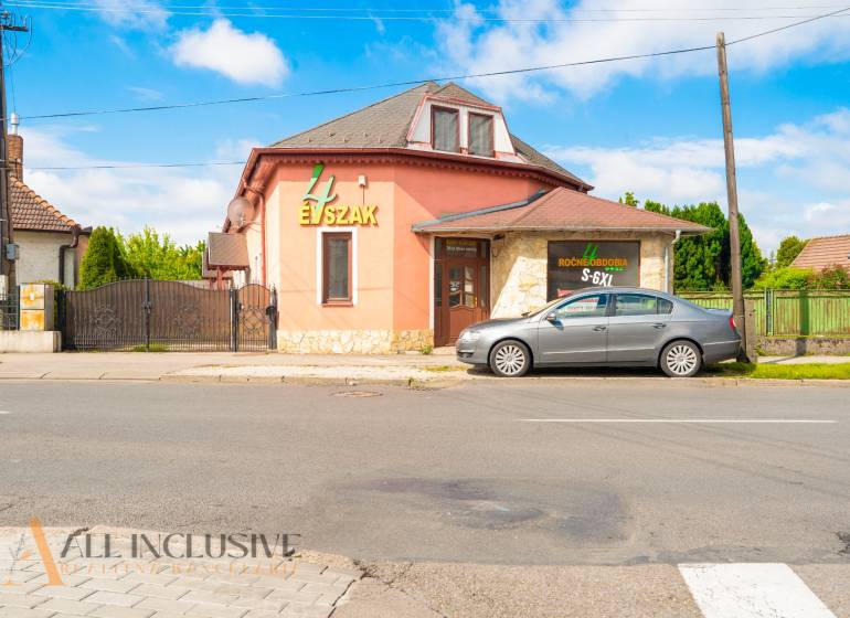 NA PREDAJ RODINNÉ DOMY S GARÁŽOU, DUNAJSKÁ STREDA - Rodinný dom na ulici Gyulu Szabóa v Dunajskej Strede so zaparkovaným autom.