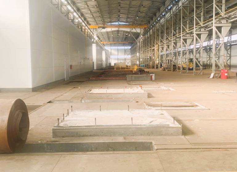 NA PRENÁJOM VÝROBNA A SKLADOVÁ HALA 6544 m², DOBŠINÁ - Výrobné priestory s vysokým stropom a kovovou konštrukciou, Dobšiná.