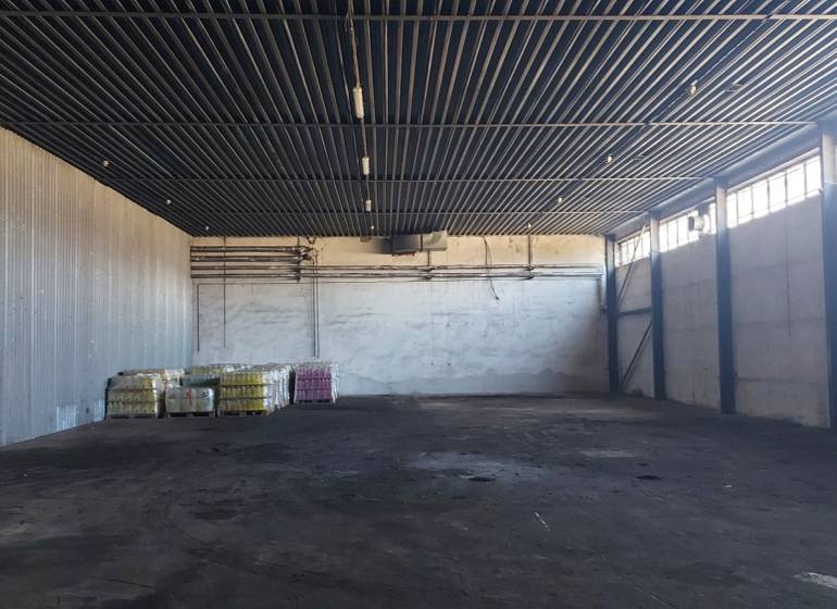 NA PRENÁJOM SKLADOVÉ PRIESTORY 400 m2, KOŠICE - Veľký sklad s vysokým stropom v Skladoch a halách, Košice - mestská časť Juh.