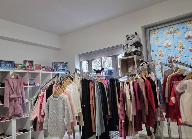 Na predaj / odstúpenie: Obchod s detským oblečením a doplnkami – Hloho - Obchod s oblečením a hračkami so stojanmi a poličkami v Zvláštnych nehnuteľnostiach.