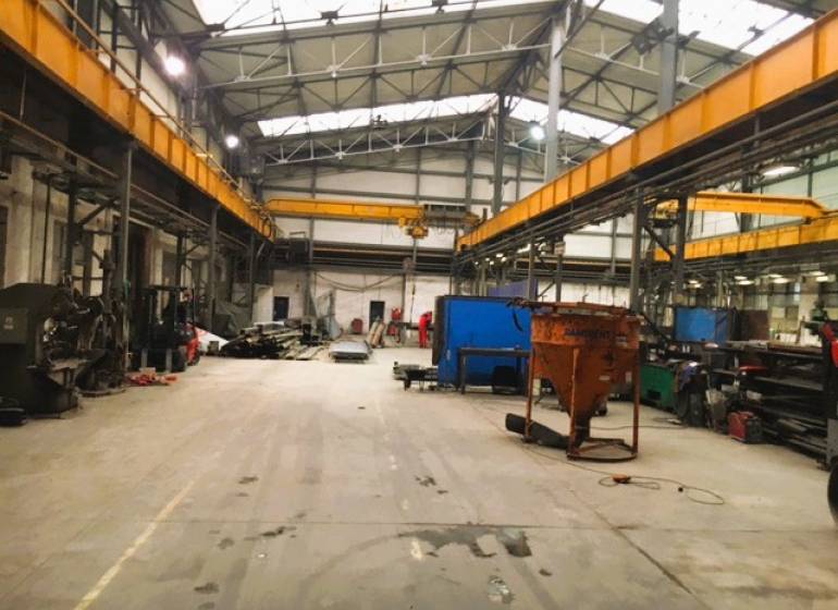VÝROBNÁ A SKLADOVÁ HALA S PLOCHOU 2 700 m2, SPIŠSKÁ NOVÁ VES - Výrobné priestory v Spišskej Novej Vsi s vysokými stropmi a priemyselným vybavením.