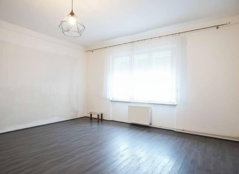 Rodinný dom v centre s garážou, Dvory nad Žitavou, 798m2 - Izba v rodinnom dome s podlahou s dreveným dekorom a veľkým oknom.