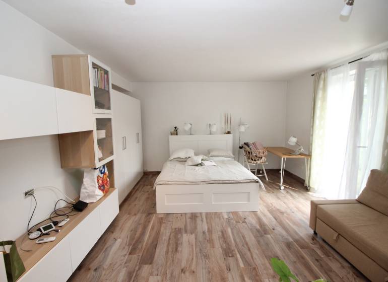 1-izb. kompletne zrekonštr.byt na Hradnom kopci (Lichardova ul.)  - 1-izbový byt s posteľou, sedačkou a skriňou, podlaha s dreveným dekorom.