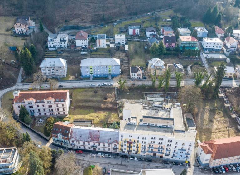 Exkluzívny investičný  pozemok Trenčianske Teplice, 1244m2 - Záber na budovy a pozemky - komerčné na Hurbanovej ulici v Trenčianskych Tepliciach.