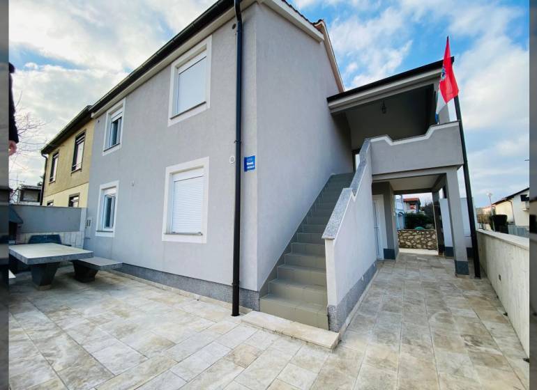 NIN-GRBLJANSKE VIKENDICE - dom s dvoma bytmi - Rodinný dom na ulici Grbi v Ninu s vonkajším schodiskom a terasou.