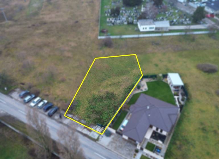 Stavebný pozemok 946m2 pre Rodinný dom | Mierovo - Pozemok na bývanie v Mierove, pri Mierovej ulici, s vyznačenými hranicami parcely.