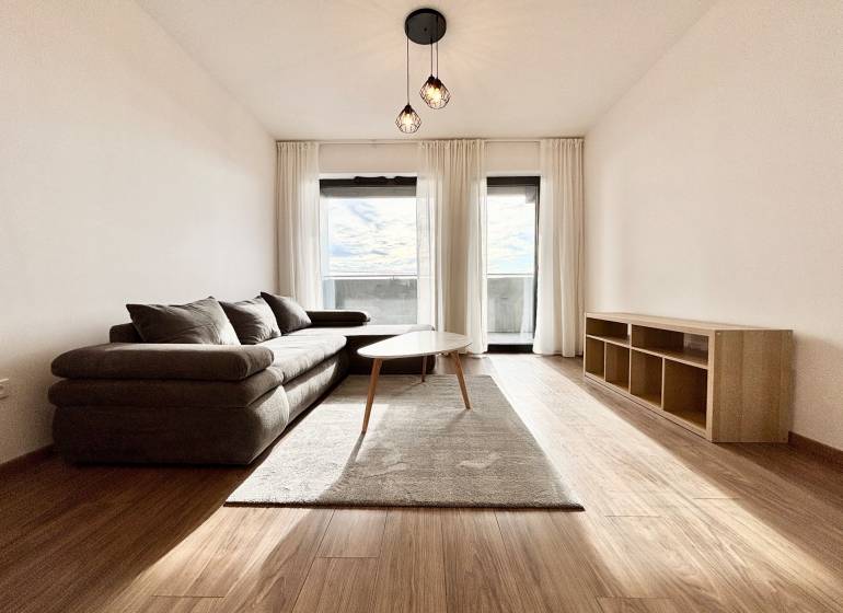 I PRENÁJOM - Nový moderný 2-izb. byt, TEHELNÉ POLE, Bajkalská - Obývačka s pohodlnou pohovkou a dreveným nábytkom na ulici Bajkalská, 2-izbový byt.