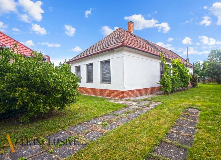 NA PREDAJ 2 ROD. DOMY NA 12-ÁROVOM POZEMKU, MALÁ MAČA - Rodinný dom na ulici Malá Mača v Galante, obklopený zeleňou a záhradou.