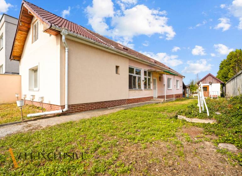 NA PREDAJ 3-IZBOVÝ RODINNÝ DOM, PUSTÉ ÚĽANY - Rodinný dom v Pustých Úľanoch s dvorom a trávnatým pozemkom, obklopený prírodou.