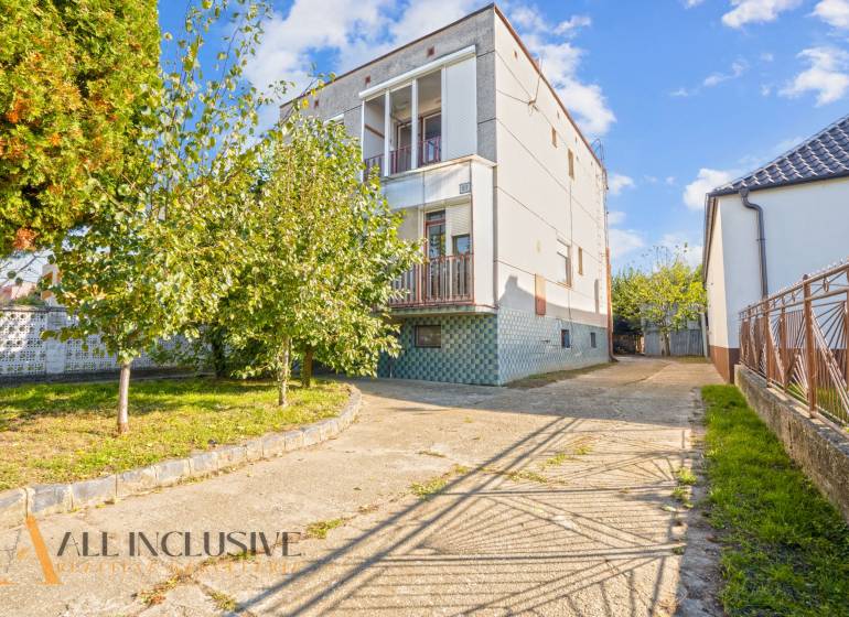 REZERVOVANÉ 4-IZBOVÝ POSCHODOVÝ RODINNÝ DOM, VEĽKÁ MAČ - Rodinný dom vo Veľkej Mači s bohatou záhradou a spevneným prístupovým chodníkom.