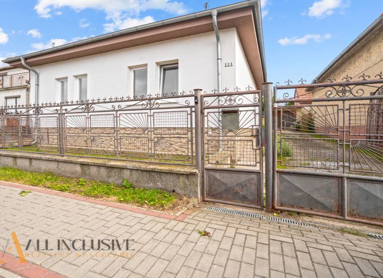 NA PREDAJ 5-IZBOVÝ RODINNÝ DOM NA 15Á POZEMKU,ŠALGOČKA - Rodinný dom v Šalgočke, oplotený kovovým plotom, prístupný po dlaždenom chodníku.