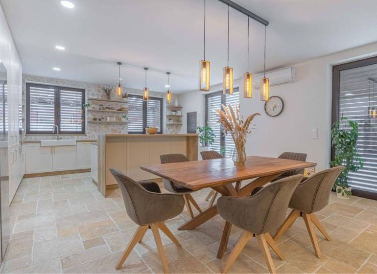 NA PREDAJ 4 IZB RD S DVOJGARÁŽOU, DUNAJSKÁ STREDA - Jedáleň s dreveným stolom, visiacimi svietidlami a rastlinami v rodinnom dome.