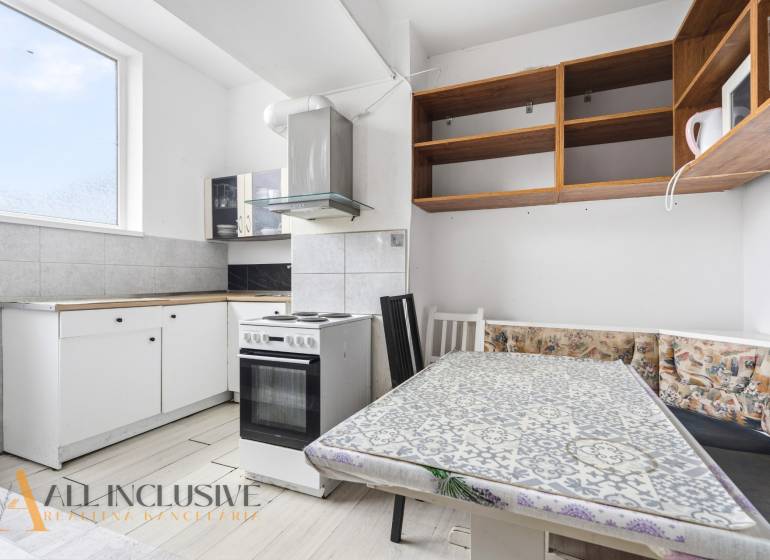 Na predaj 3-izbový byt so záhradkou, Senec - Kuchyňa v hoteloch a penziónoch s rohovou lavicou, sporákom a otvorenými policami.