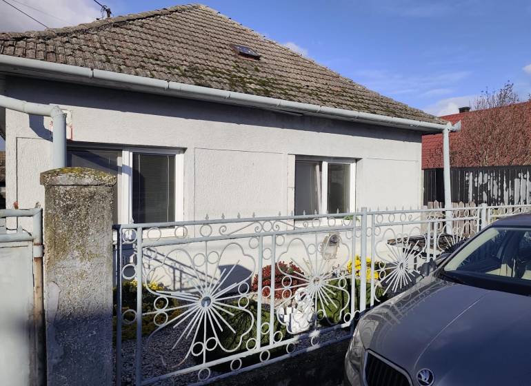 Na predaj 3-izb. rodinný dom, Gabčíkovo – Polná ulica - Rodinný dom na Poľnej ulici v Gabčíkove s tradičnou strechou a kovaným plotom.