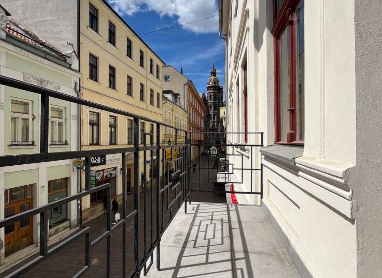 Reprezentatívne priestory na prenájom, Mlynská, Košice - Staré mesto - Ulica Mlynská v Košiciach - mestská časť Staré Mesto, pohľad z kancelárie.