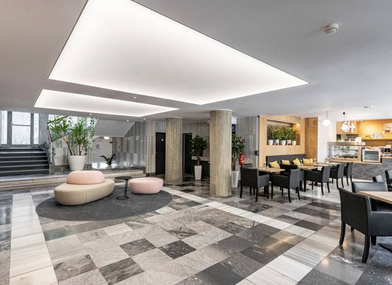 Kancelársky celok 46m2, Gajova ul., Staré Mesto - Kancelárie s čierno-bielou podlahou, stĺpmi, sedením a kaviarňou v interiéri.