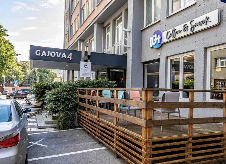 Dvojkancelária 61m2, Gajova ul., Staré Mesto - Exteriér kancelárií na Gajovej ulici v Bratislave - Starom Meste s terasou a parkovaním.