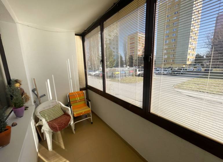 PREŠOV-3 IZBOVÝ BYT,LODŽIA,67m2,SÍDLISKO III.,MATICE SLOVENSKEJ - Zasklená lodžia v 3-izbovom byte s výhľadom do ulice, vybavená kreslami.
