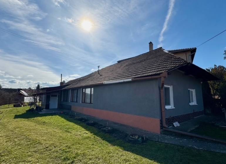 Útulný rodinný dom v tichej lokalite Mýtnych Ludán (MK-4) - Rodinný dom v Mýtnych Ludanoch s trávnatou záhradou a tehlovou fasádou.